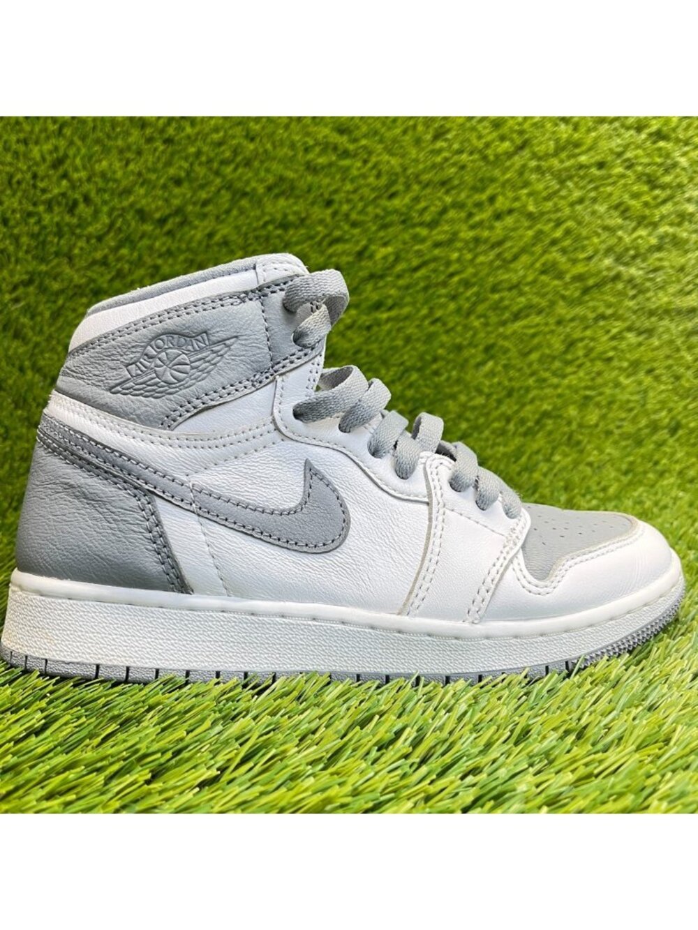 Nike Air Jordan 1 Retro Boys Size 4Y Gray White Athletic Leather Shoes Sneakers